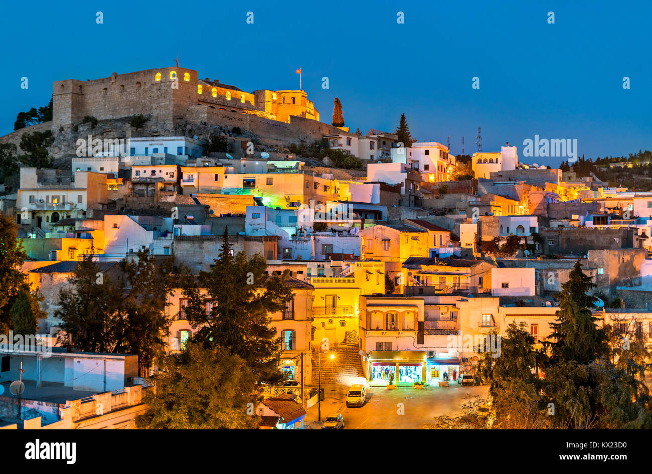 Skyline nuit d'El Kef, une ville du nord-ouest de la Tunisie Banque D'Images