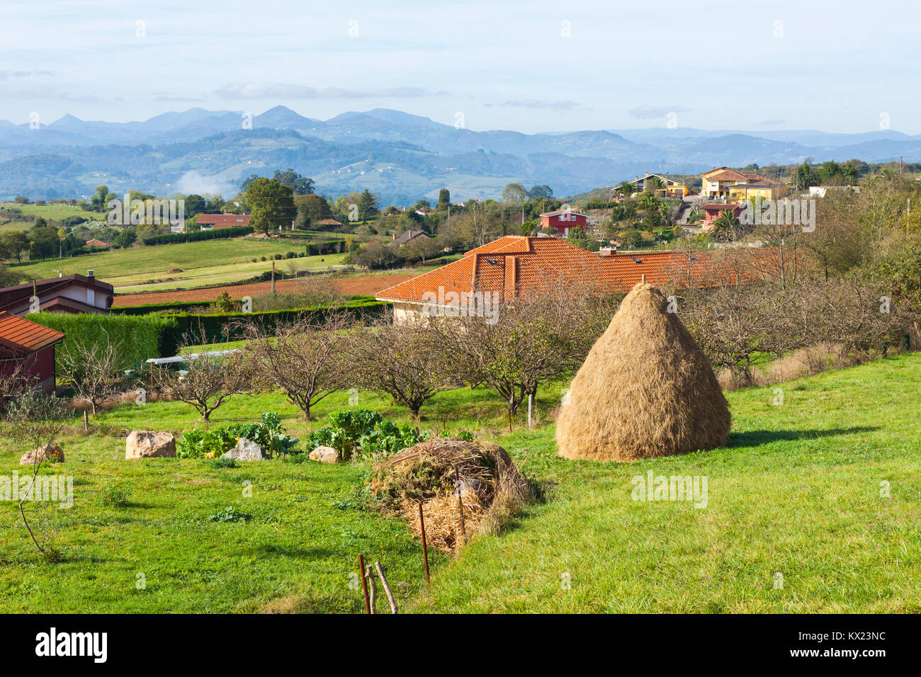 Paysage pastoral d'Escamplero village avec un haystake au premier plan. Asturias, Espagne Banque D'Images