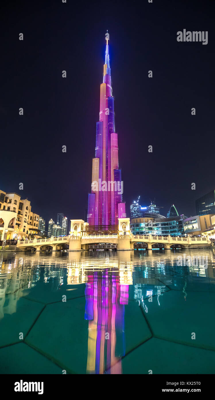 Lumière colorée et laser show display dans le centre-ville de Dubaï. Dubaï, Émirats arabes unis. Banque D'Images