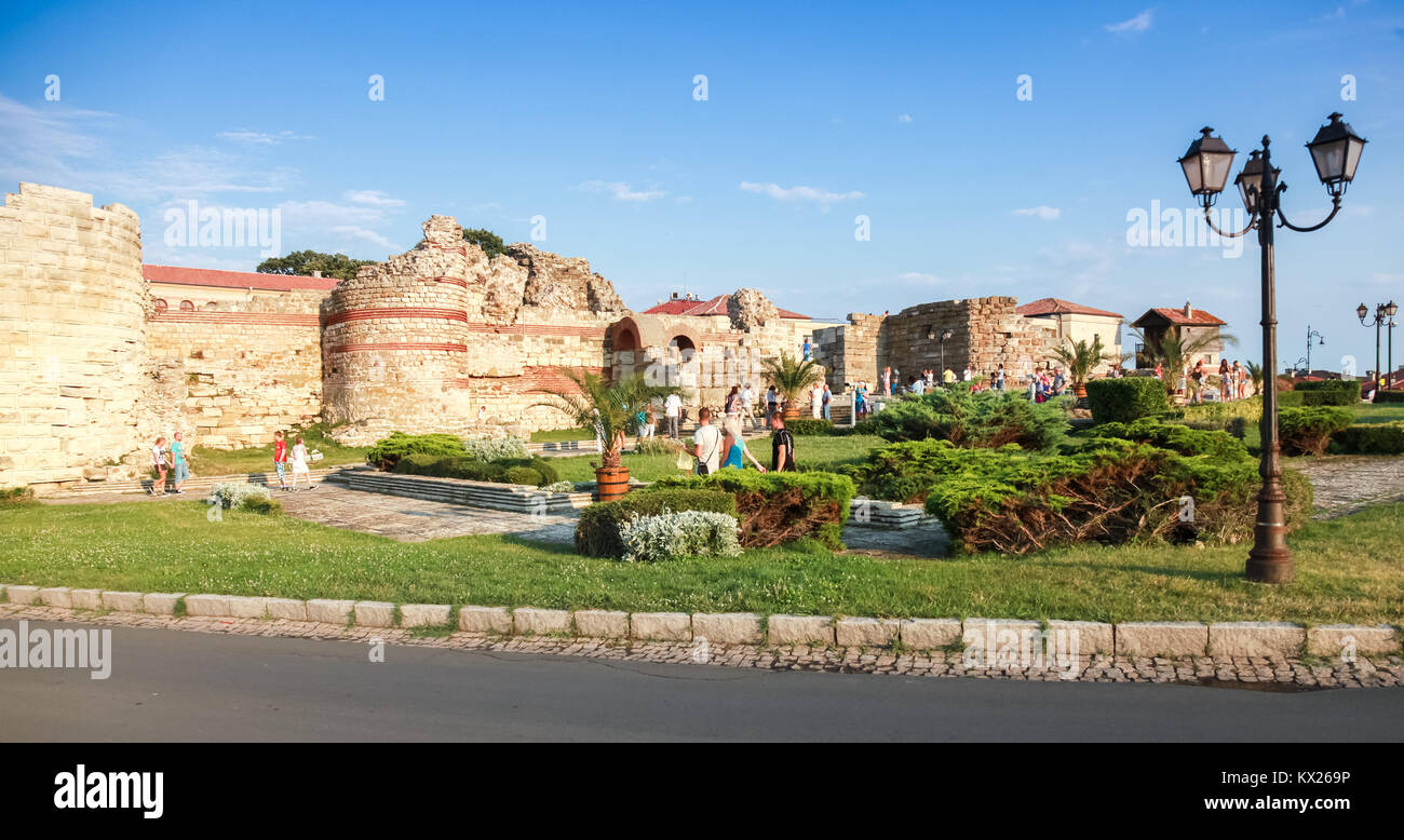 Nessebar, Bulgarie - 20 juillet 2014 : les touristes à pied près de ruiné mur autour de la ville historique de Nessebar Banque D'Images