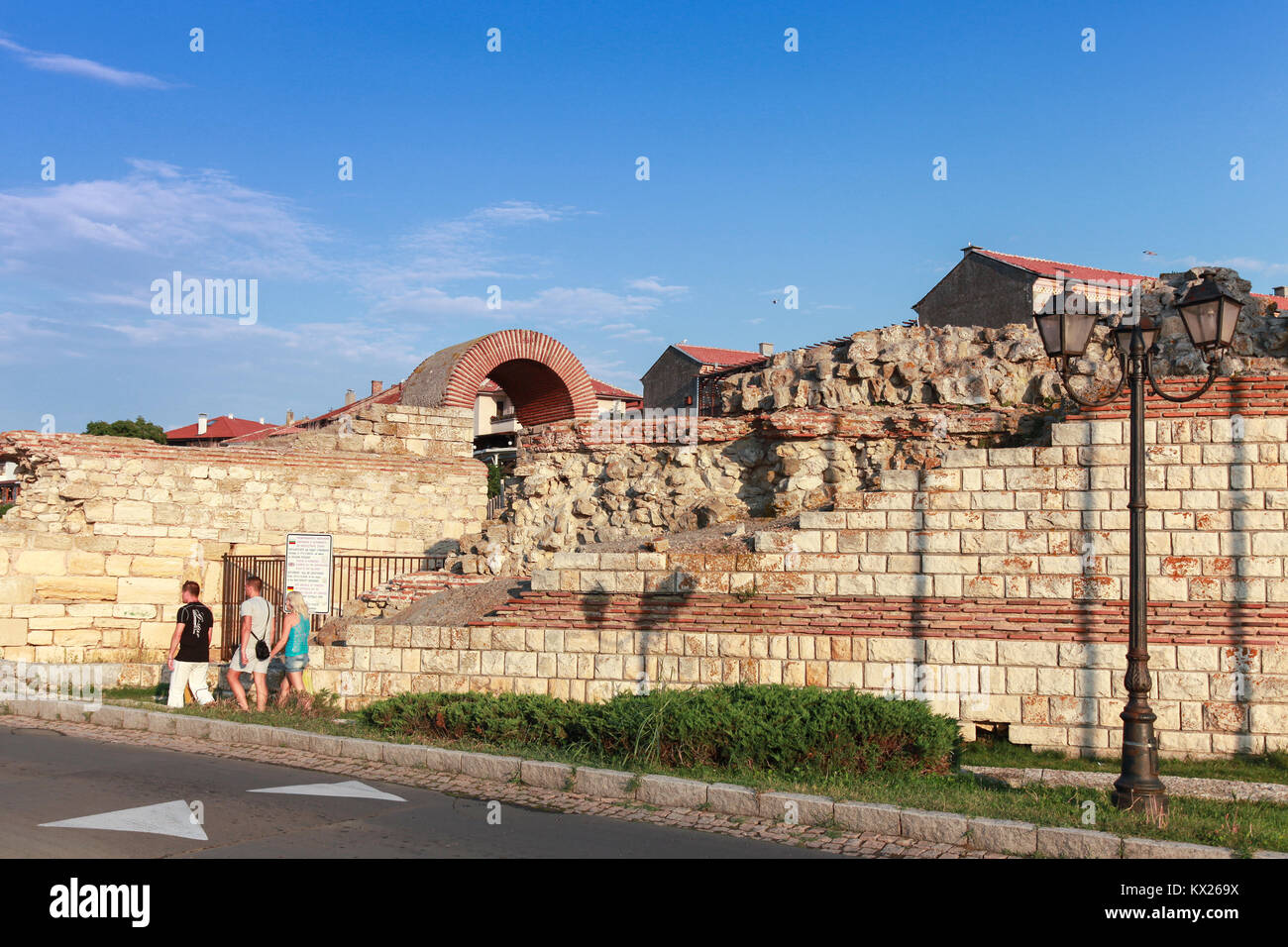 Nessebar, Bulgarie - 20 juillet 2014 : les touristes à pied près de tour en ruine et de murs en pierre autour de la ville historique de Nessebar Banque D'Images