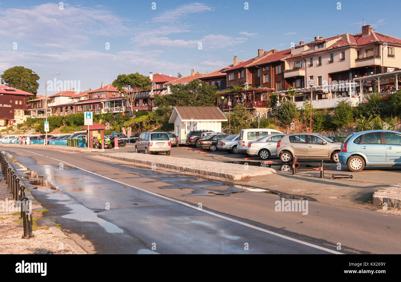 Nessebar, Bulgarie - 20 juillet 2014 : rue de la vieille ville avec vue sur les maisons en bois, des voitures en stationnement. Les gens ordinaires et les touristes à pied sur la rue côtière Banque D'Images