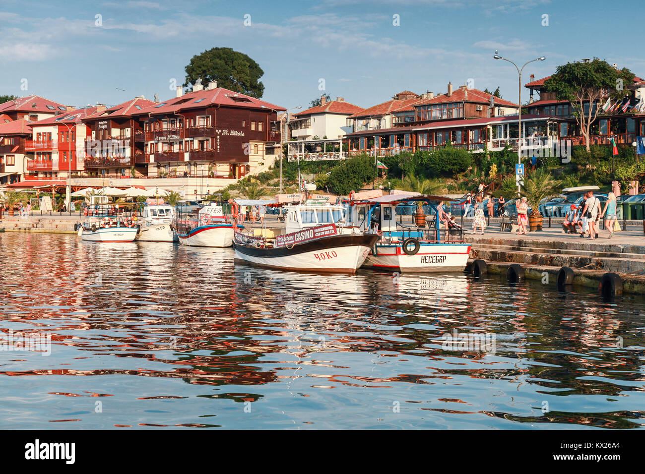 Nessebar, Bulgarie - 20 juillet 2014 : les bateaux de plaisance sont amarrés au port de Nessebar. Les gens ordinaires et les touristes à pied sur la rue côtière Banque D'Images