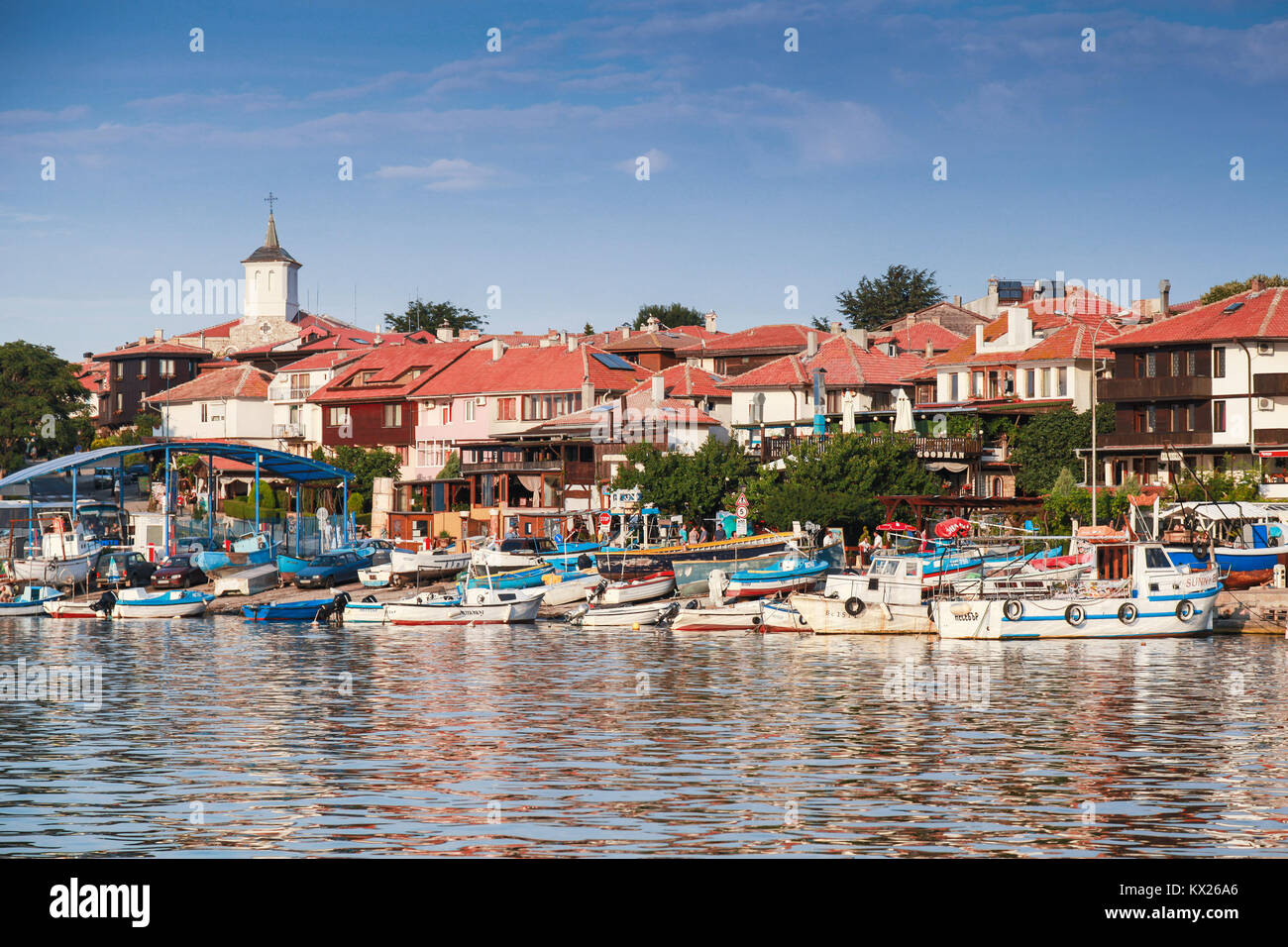 Nessebar, Bulgarie - 20 juillet 2014 : Coastal skyline de vieux port de Nessebar. Les gens ordinaires à pied sur la rue Banque D'Images
