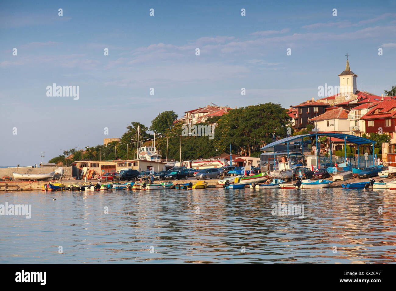 Nessebar, Bulgarie - 20 juillet 2014 : les bateaux de plaisance sont amarrés dans le vieux port de Nessebar. Les gens ordinaires à pied sur la rue côtière Banque D'Images