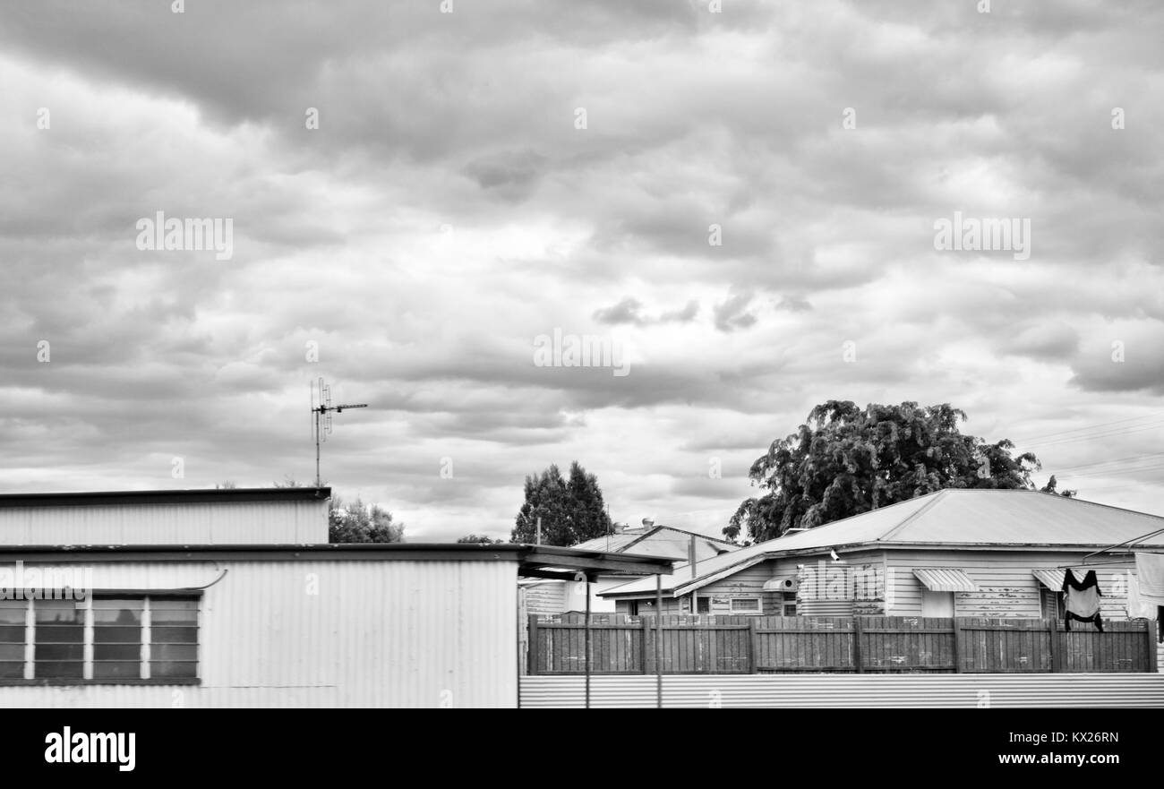Maisons et structures dans une ville à la campagne, des images en noir et blanc de l'Australie, décembre, Queensland, Australie Banque D'Images