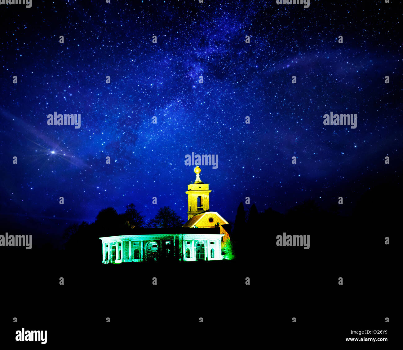 Go - BUCKINGHAMSHIRE : Memorial Dashwood à West Wycombe par nuit Banque D'Images