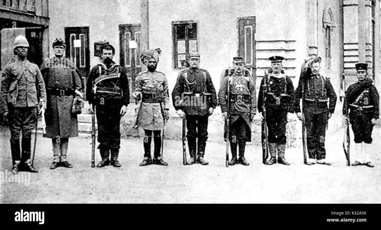 Cette image montre des soldats de diverses Nations pendant la première Guerre mondiale, y compris l'artillerie britannique, les volontaires australiens, allemands, japonais, forces américaines et françaises, reflétant l'aspect multinational du conflit. Banque D'Images