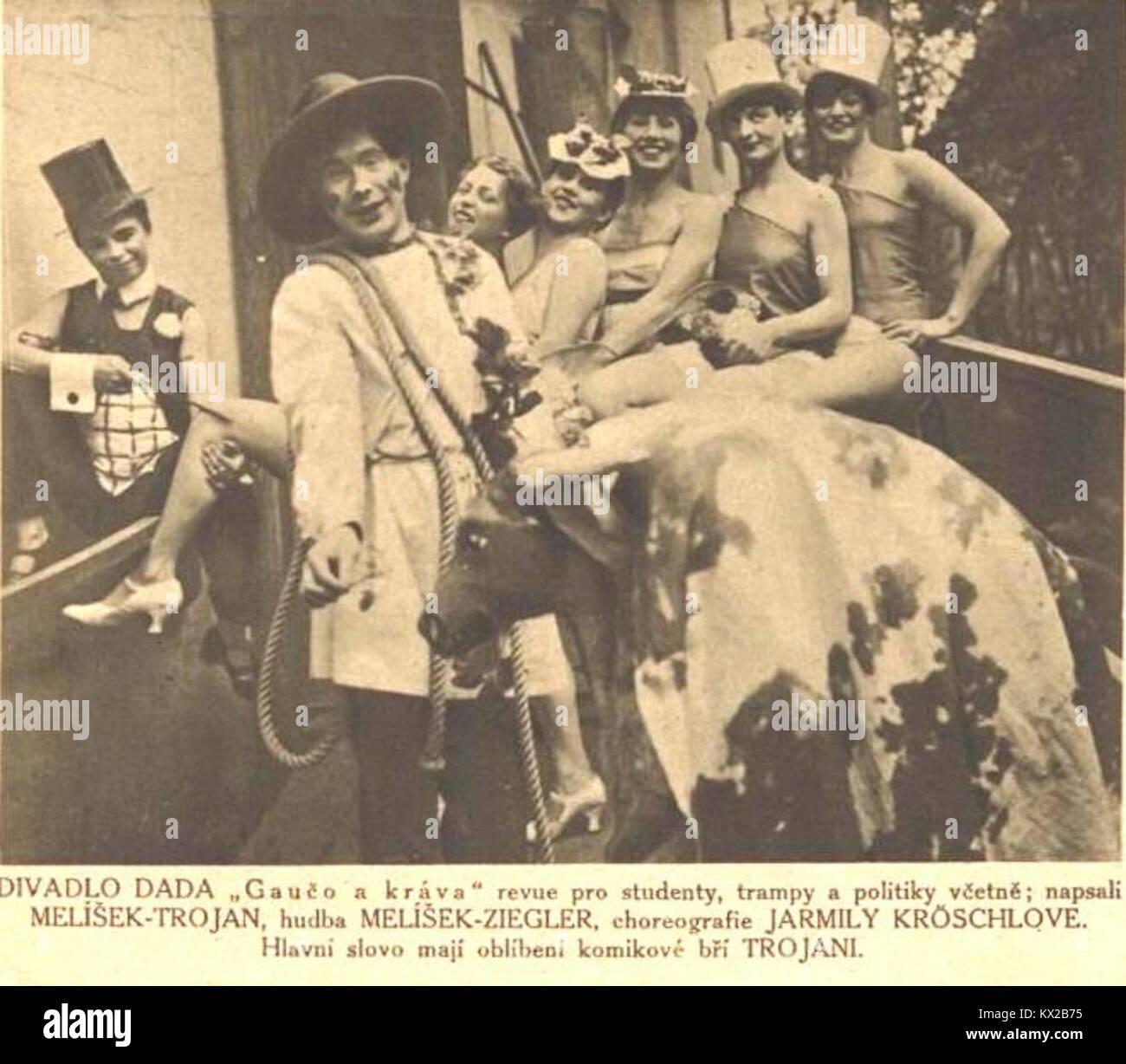 Une production théâtrale de 1928 intitulée 'Dada Gaučo a kráva' représentant l'art de la performance dadaïste, mettant l'accent sur des éléments expérimentaux et absurdes dans la conception de la scène et le jeu d'acteur. Banque D'Images