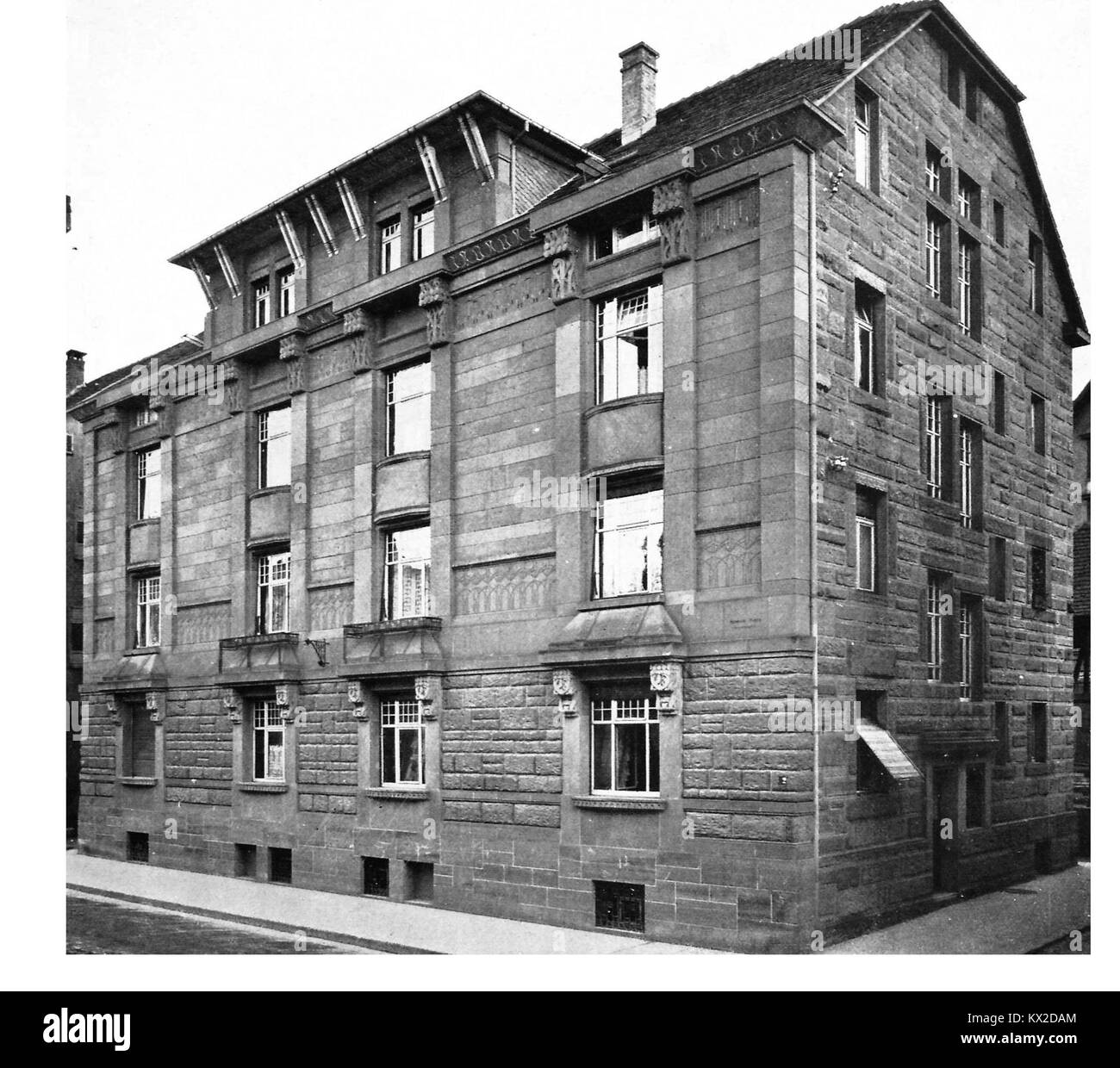 Photographie architecturale de la maison jumelée appartenant à H. Huber à 42 Cäcilienstraße à Heilbronn, en Allemagne, montrant la conception de bâtiments résidentiels du début du XXe siècle et le style de logement urbain. Banque D'Images