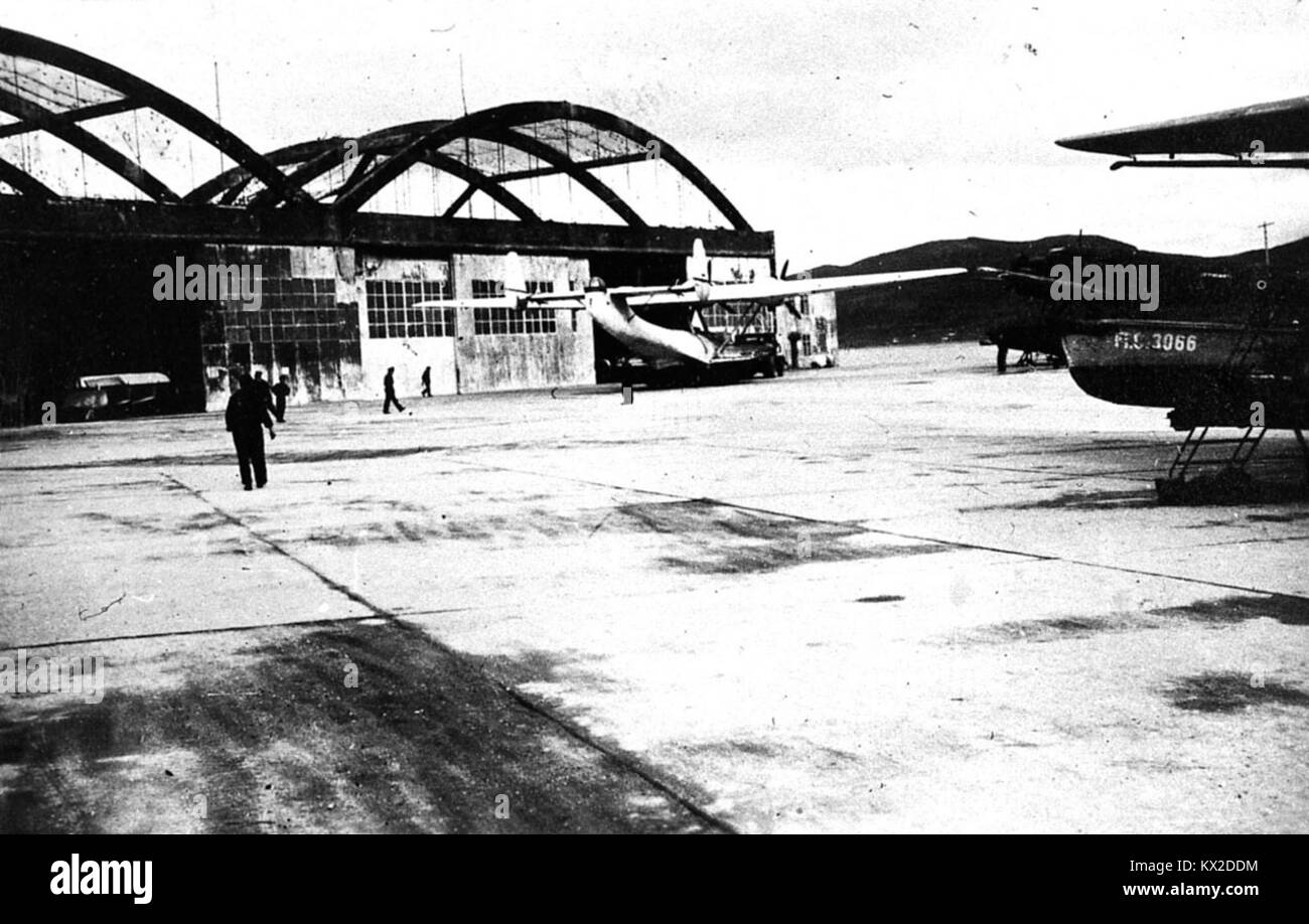 Cette image représente l'hydravion Dornier Do 24 à Skattøra, illustrant les premières technologies aéronautiques et les opérations aériennes maritimes. Banque D'Images