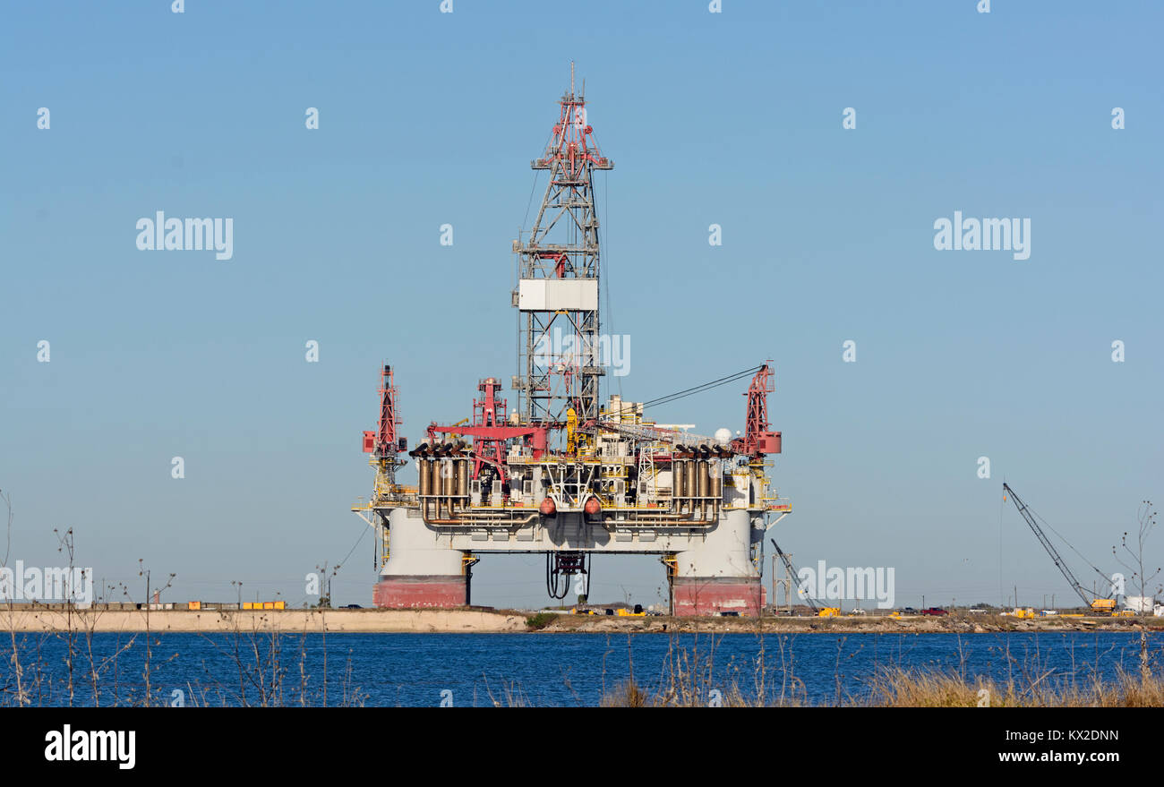 Plate-forme pétrolière offshore sur la côte près de Port Aransas, Texas Banque D'Images