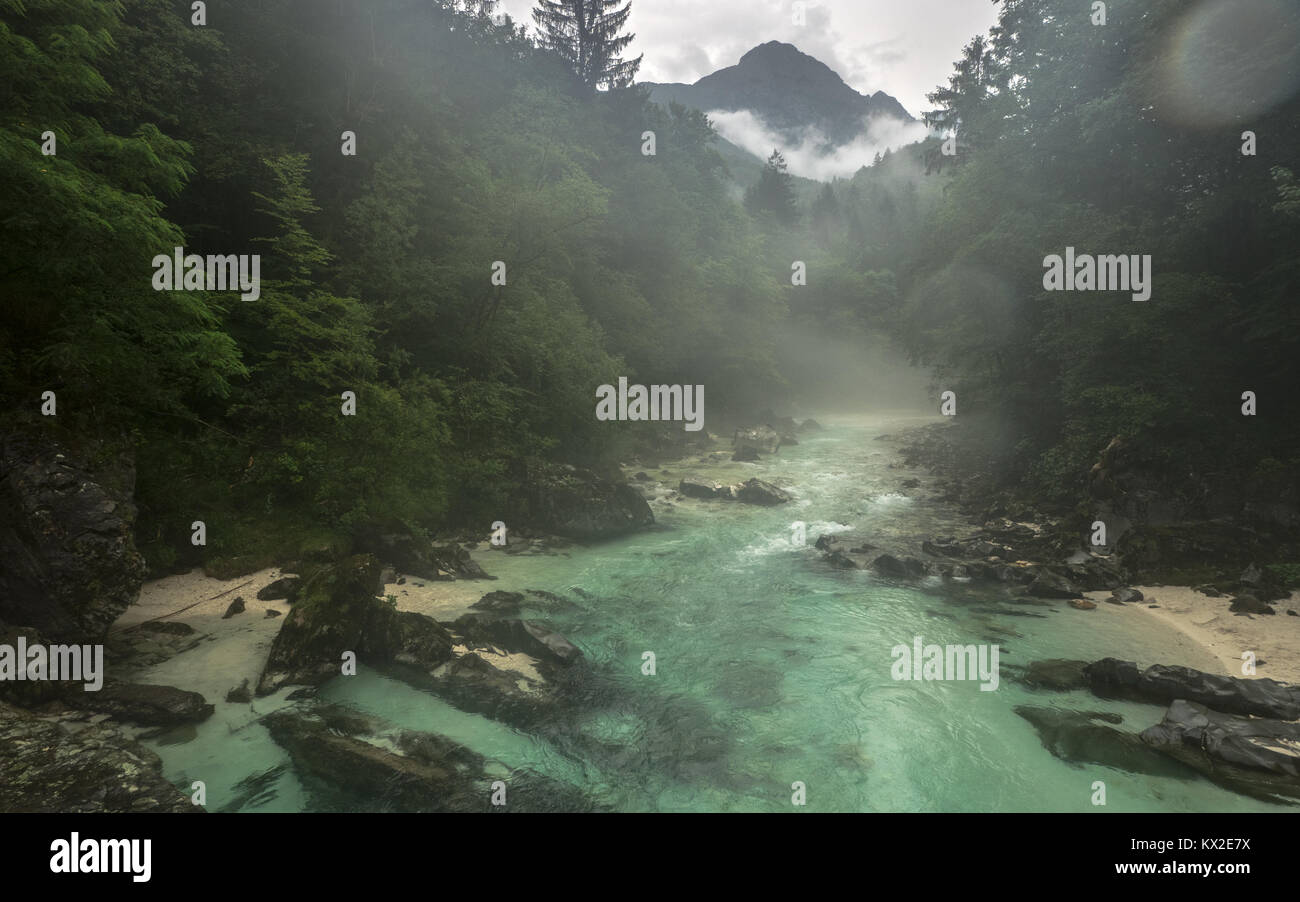 La rivière Soca en Slovénie sur un jour brumeux Banque D'Images