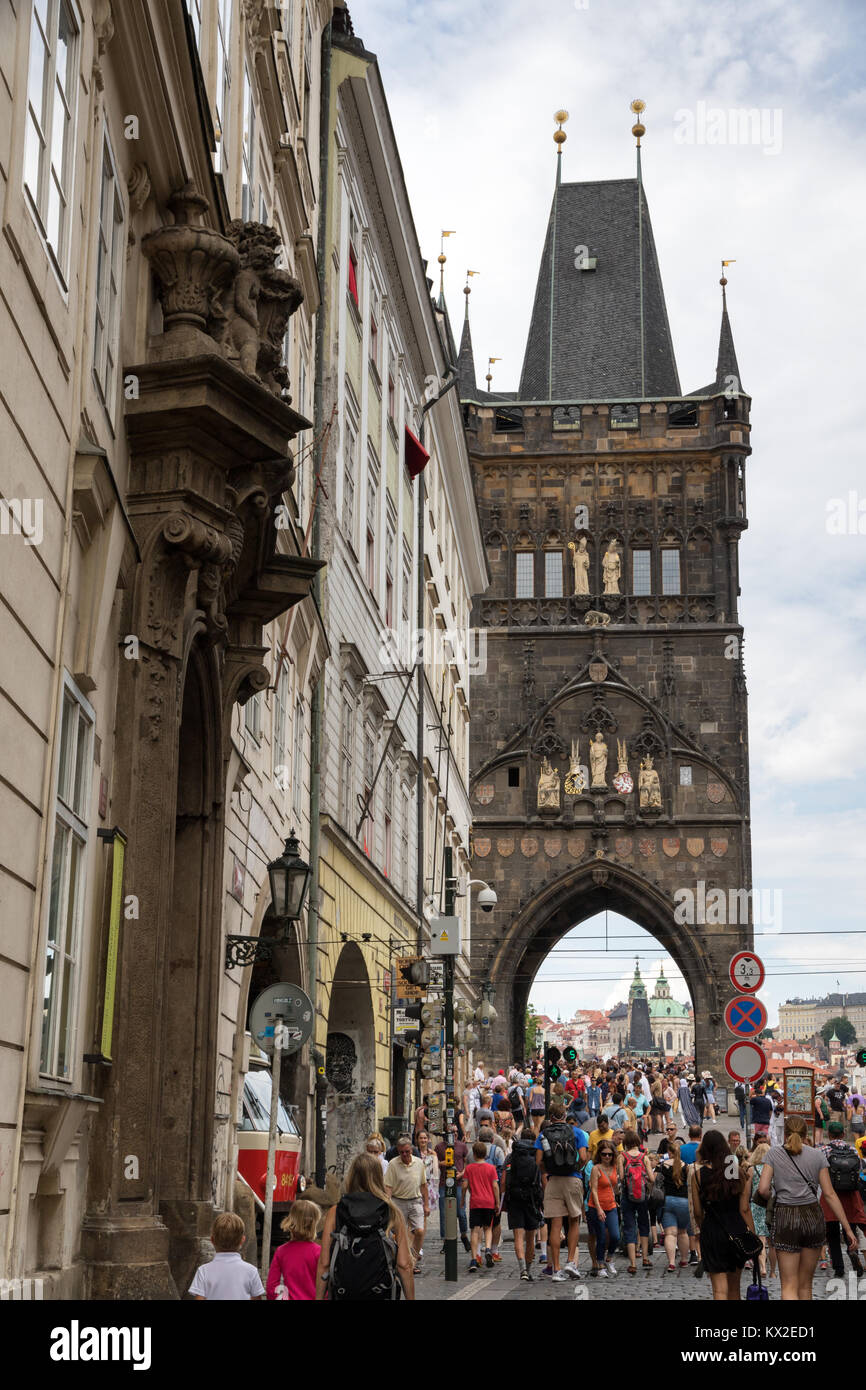 La tour du pont de la vieille ville gothique à l'entrée du pont Charles à Prague Banque D'Images