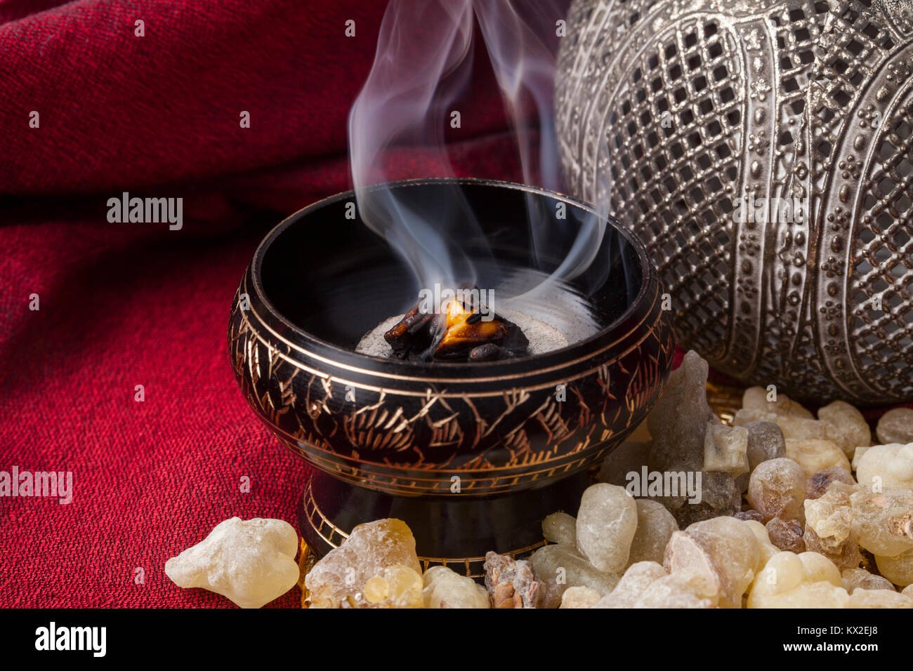 La combustion de l'encens sur un charbon chaud. L'encens est une résine  aromatique, utilisée pour les rites religieux, l'encens et les parfums  Photo Stock - Alamy