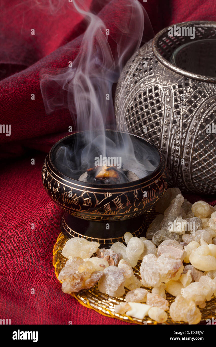 Ладан на угле. Приспособления для ладана. Ладан. Китайские благовония в горшочке. Ладан.