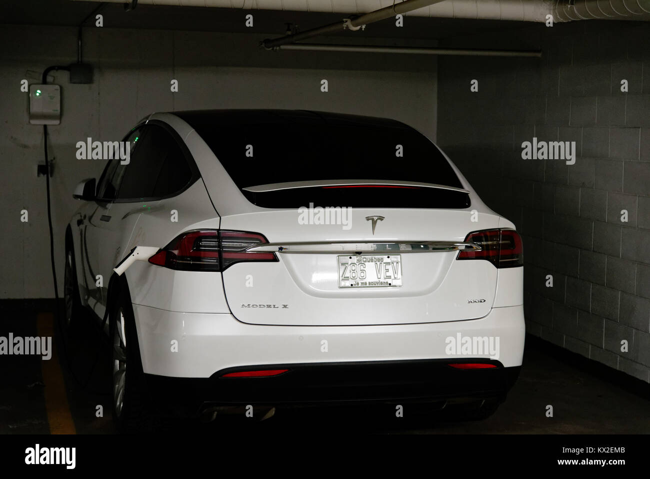 Tesla Model X recharge de voiture électrique dans un parking à Montréal, Québec Banque D'Images