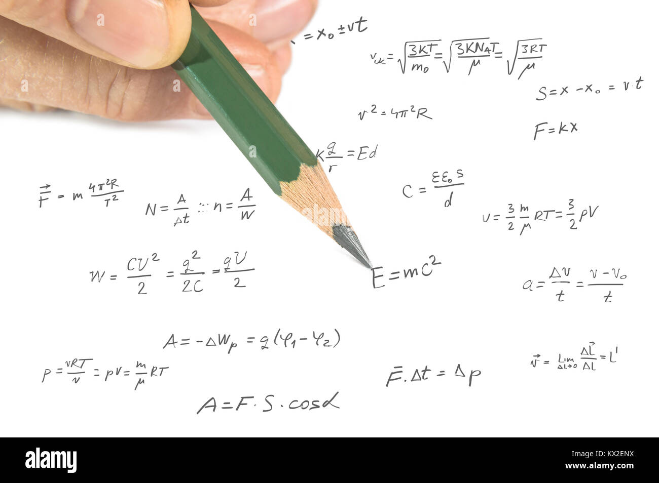 Close up of hand montrant la physique formule sur papier Banque D'Images