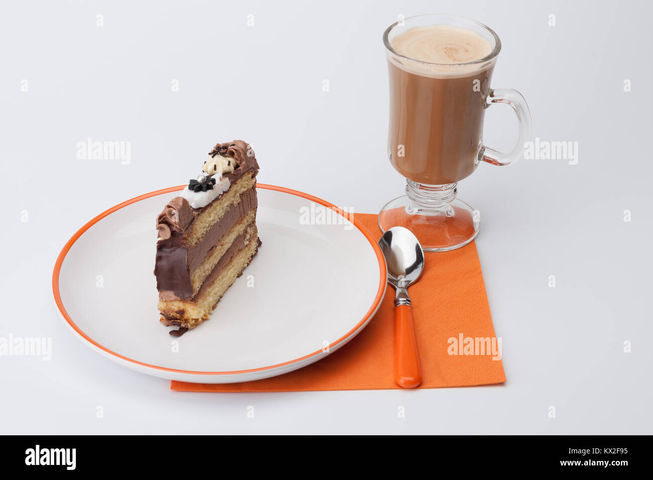 Morceau de gâteau éponge avec crème au chocolat blanc sur plaque, tasse de  café, l'orange serviette, isolé sur fond blanc Photo Stock - Alamy