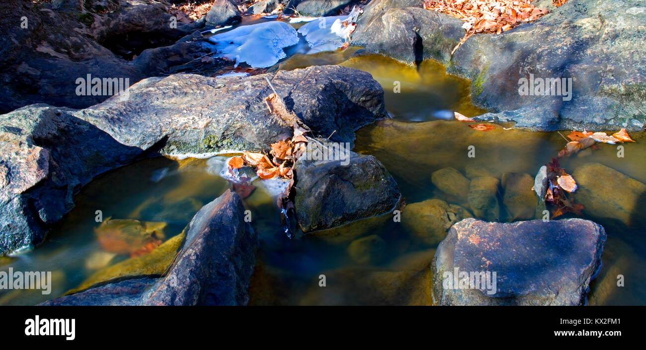 Une longue exposition de piscines rocheuses dans le ruisseau glacé Banque D'Images