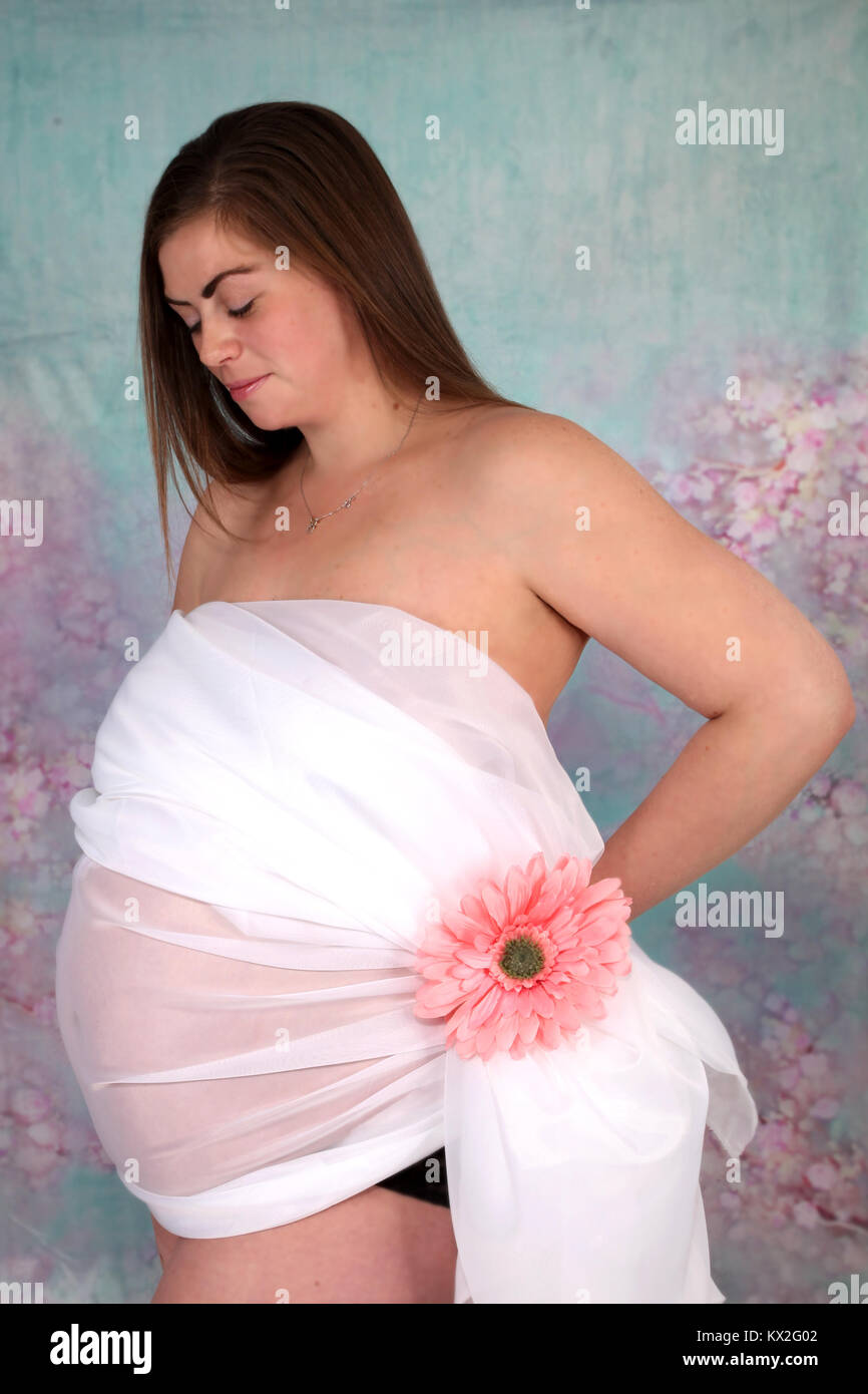 Belle jeune femme enceinte avec une grande bosse de bébé Banque D'Images