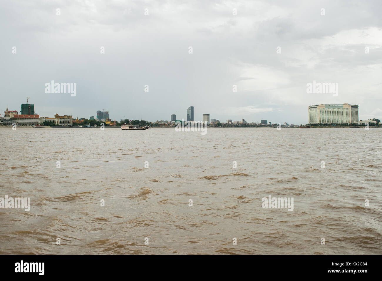 Un hôtel de luxe, construit sur la rive du fleuve au confluent de conflux Tonle Sap et le Mékong à Phnom Penh, Cambodge, la mousson en Asie du sud-est Banque D'Images