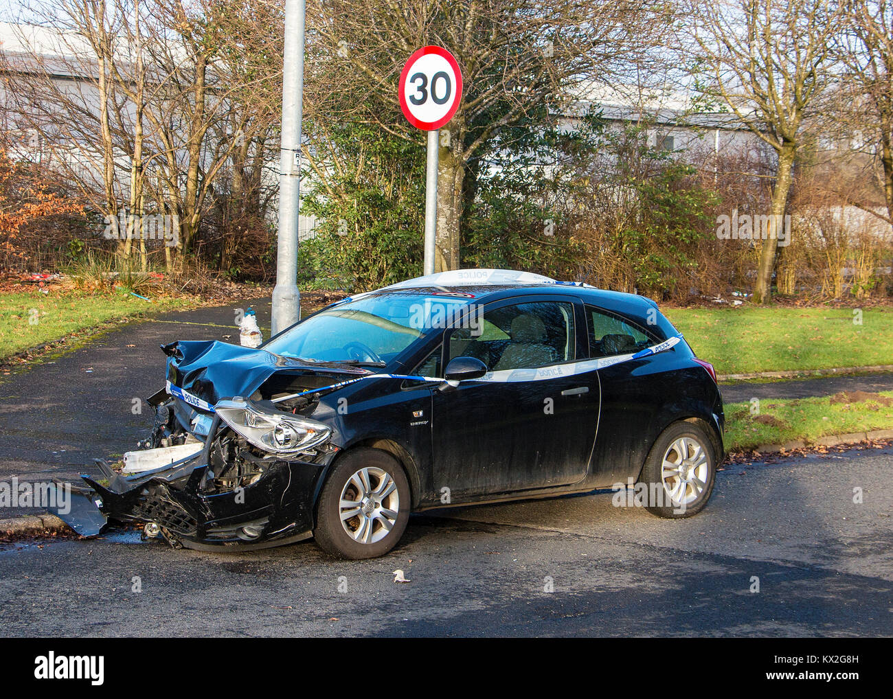 Voiture en panne à côté de vitesse limite Sign Banque D'Images