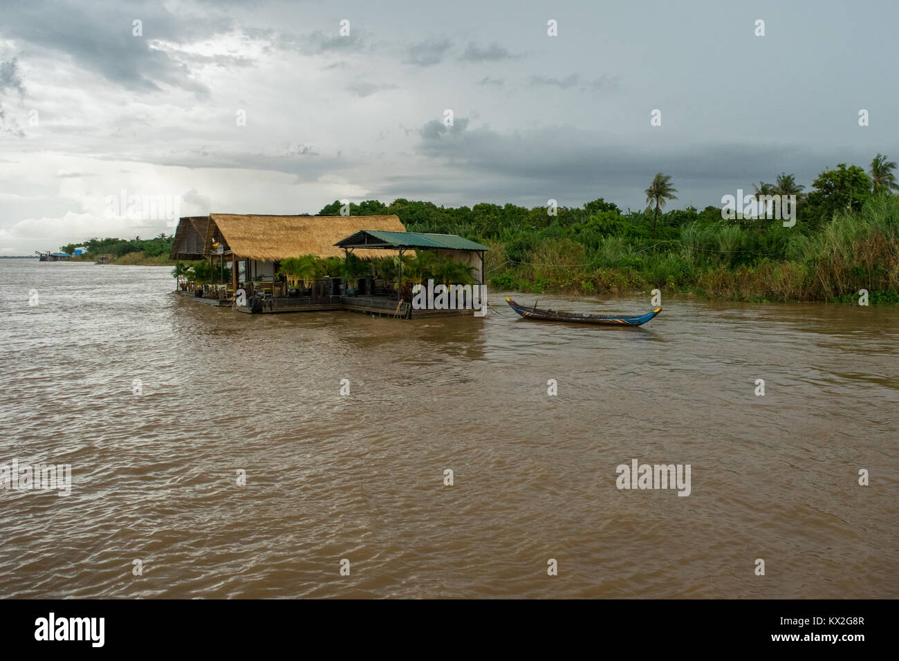 Une petite cabane et abri en métal ondulé utilisé comme un hébergement haut de gamme hôtel flottant sur le Mékong, Phnom Penh, Cambodge, Asie du Sud Est Banque D'Images Une petite cabane et abri en métal ondulé utilisé comme un hébergement haut de gamme hôtel flottant sur le Mékong, Phnom Penh, Cambodge, Asie du Sud Est Banque D'Images