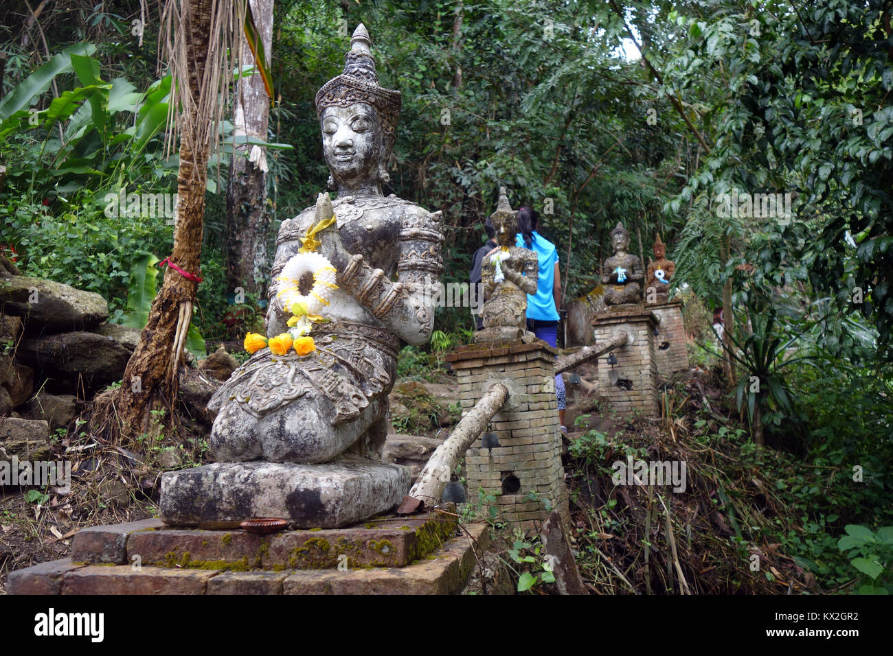 Les figures à genoux le long du sentier du moine de Wat Pha Lat, Doi Suthep, Chiang Mai, Thaïlande. Pas de monsieur ou PR Banque D'Images