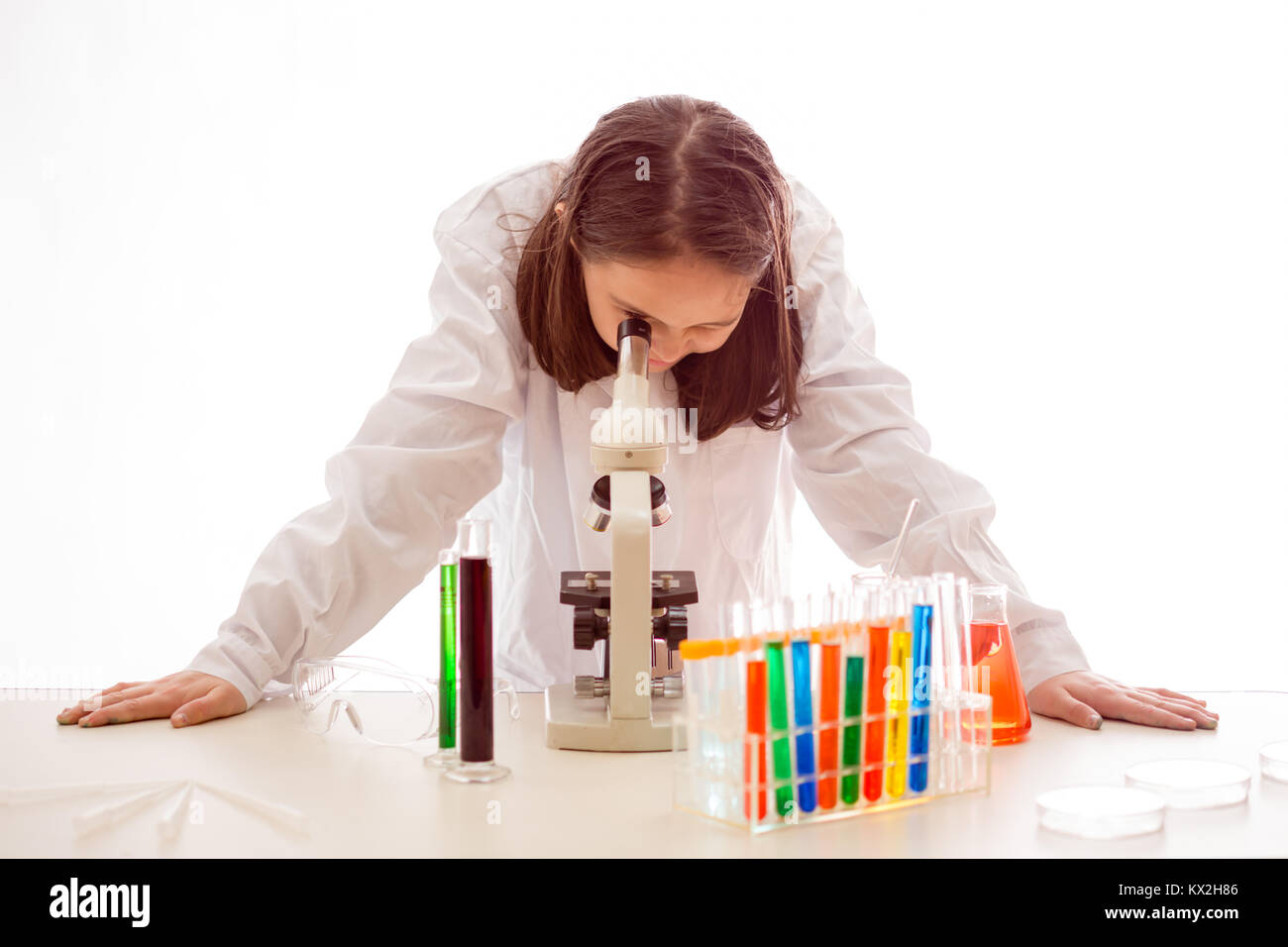 Asian American Scientist doing de l'enfant expérience scientifique avec microscope Banque D'Images