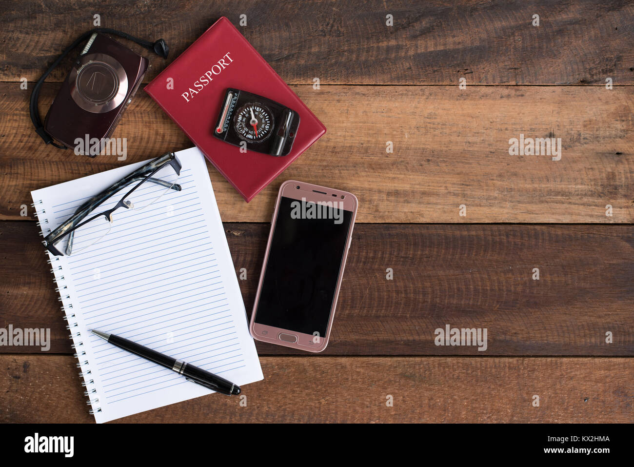 Passeport, ordinateur portable, appareil photo, Boussole sur smartphone et une table en bois. travel concept Banque D'Images