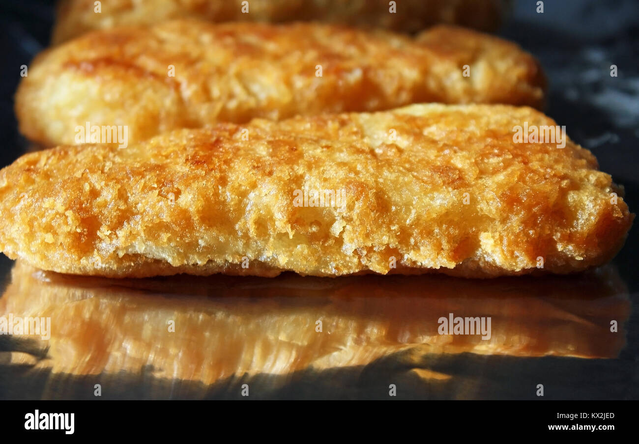 Des portions de poisson sur une plaque de cuisson au four Banque D'Images