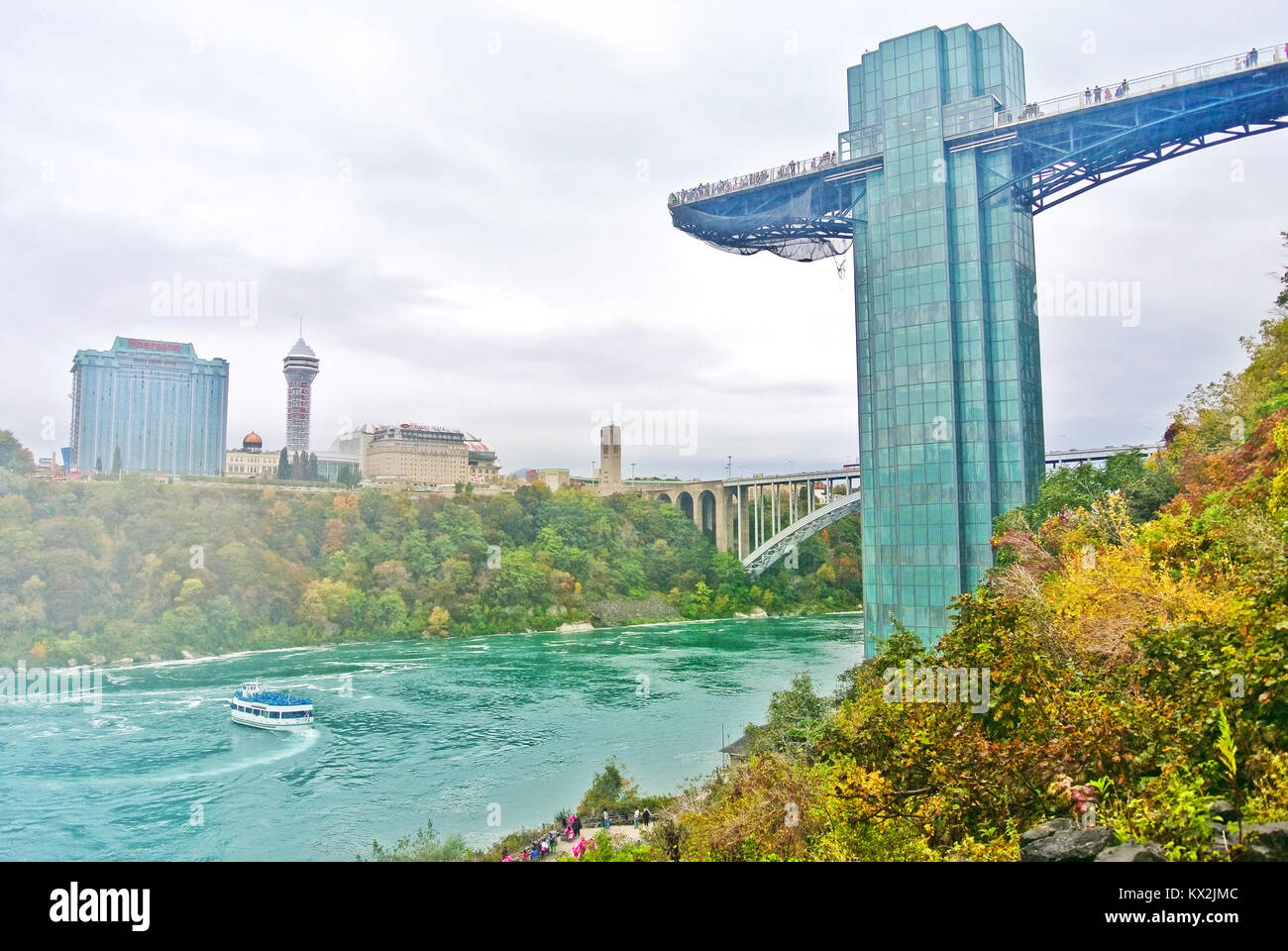 Octobre 13, 2013 : Avis de Niagara, à l'aval de Niagara Falls du côté américain à l'automne le 13 octobre 2013. Banque D'Images