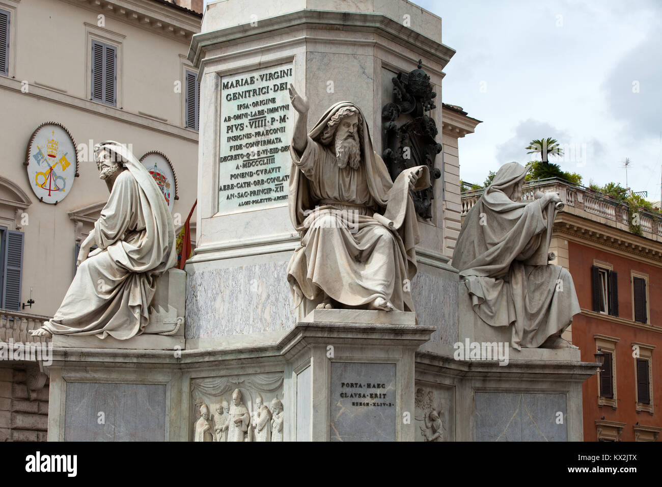 Rome - Statues bibliques à la base de la Colonna dell'Imacolata Banque D'Images