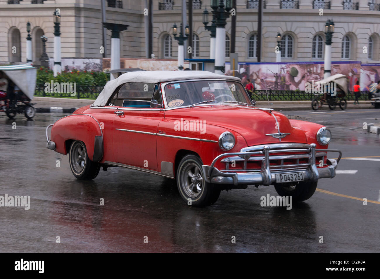 Un vieux modèle convertible en circulation, près de la capitale de La Havane, Cuba Banque D'Images