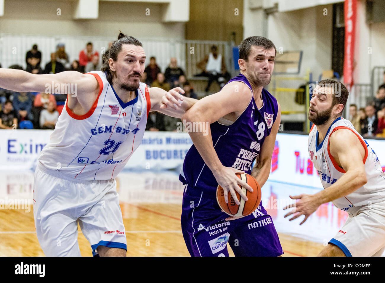 23 décembre 2017 : De gauche à droite : Catalin Baciu # 26 CSM (Steaua Bucarest) Andriy Agafonov # 18 (BCMU FC Arges Pitesti) Pavel Marinov # 10 CSM (Steaua Bucarest) pendant la LNBM - Men's National Basketball League match entre CSM Steaua Bucarest vs BCMU FC Arges Pitesti à Sala de Regimentul 'Mihai Garda Viteazul", Bucarest, Roumanie ROU. Copyright : Cronos/Catalin Soare Banque D'Images