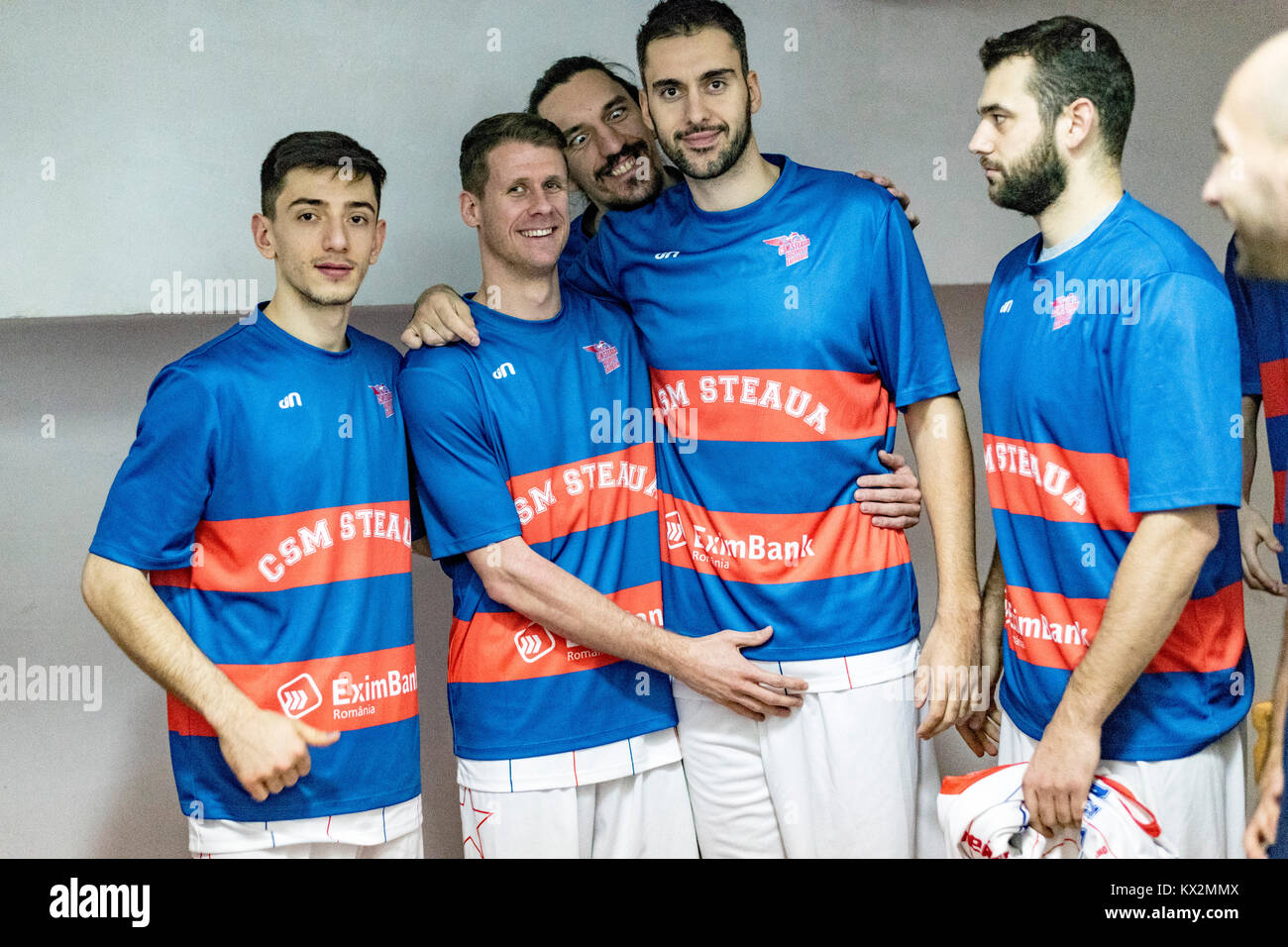 23 décembre 2017 : De gauche à droite : Victor Petrache # 13 CSM (Steaua Bucarest) Luka Lapornik # 24 CSM (Steaua Bucarest) Luka Lapornik # 24 CSM (Steaua Bucarest) Dragan Zekovic # 27 CSM (Steaua Bucarest) et Pavel Marinov # 10 CSM (Steaua Bucarest) avant le début de la LNBM - Men's National Basketball League match entre CSM Steaua Bucarest vs BCMU FC Arges Pitesti à Sala de Regimentul 'Mihai Garda Viteazul", Bucarest, Roumanie ROU. Copyright : Cronos/Catalin Soare Banque D'Images