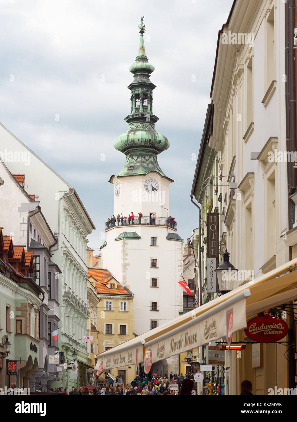 BRATISLAVA, SLOVAQUIE - AVRIL 2016 - les touristes visites de la rue Michalska dans la vieille ville de Bratislava. Banque D'Images