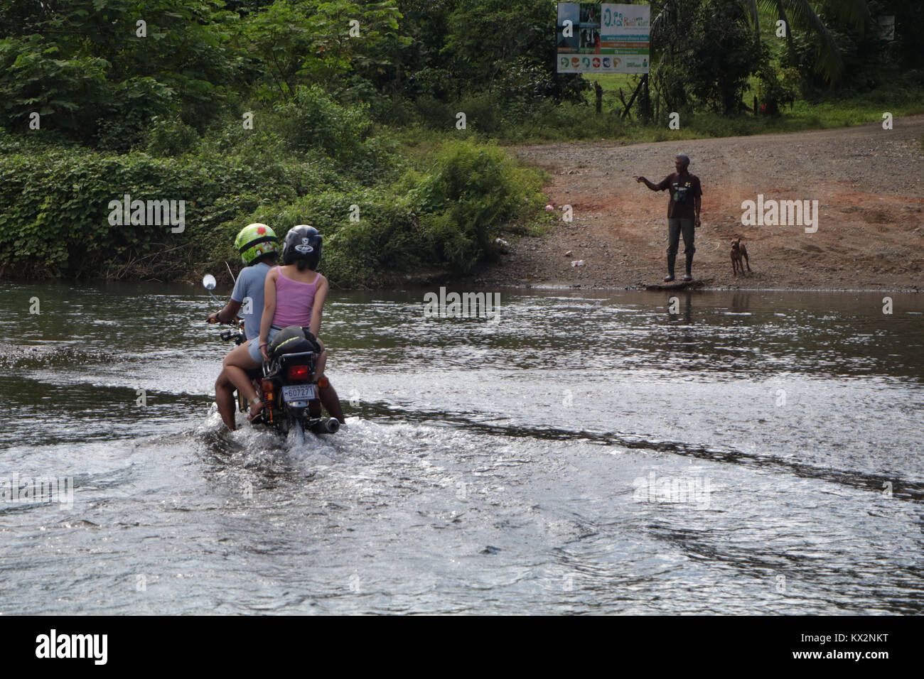 Location crossing river près de Drake Bay Costa Rica Péninsule de Osa Banque D'Images
