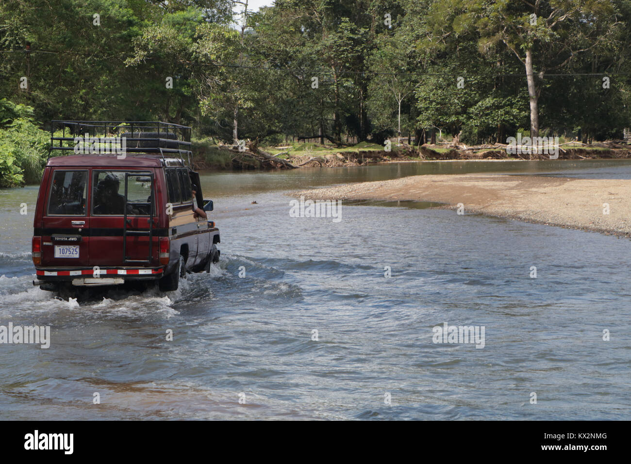 Location crossing river près de Drake Bay Costa Rica Péninsule de Osa Banque D'Images