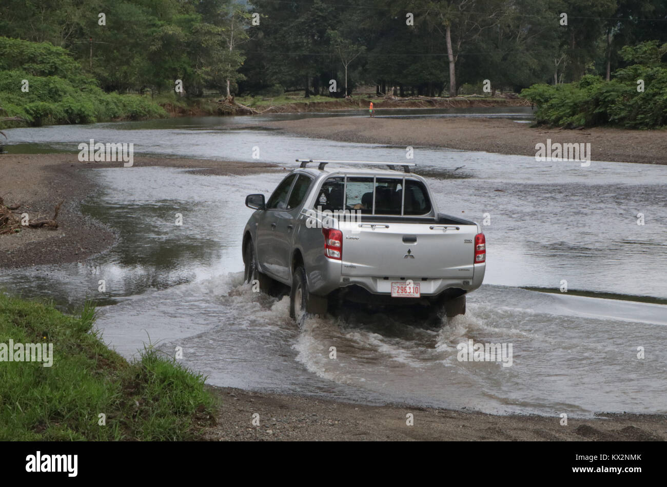 Location crossing river près de Drake Bay Costa Rica Péninsule de Osa Banque D'Images