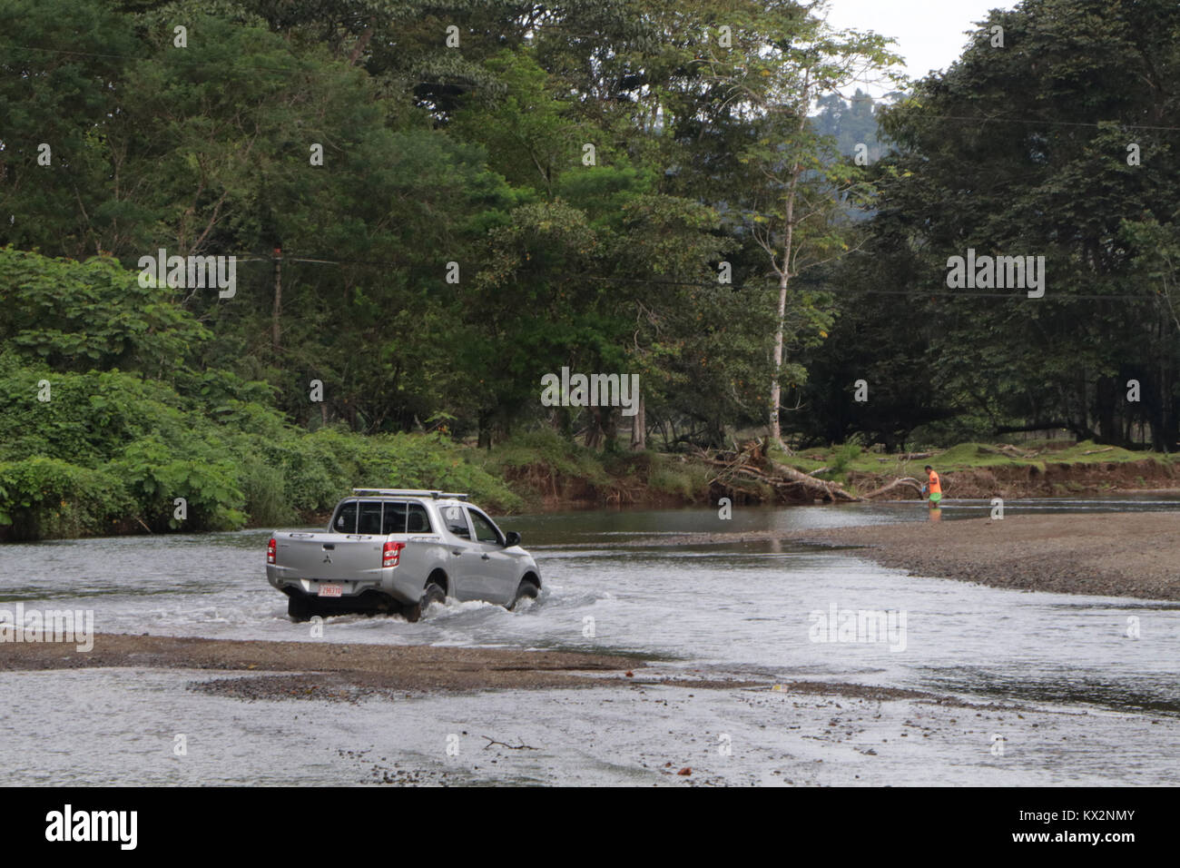 Location crossing river près de Drake Bay Costa Rica Péninsule de Osa Banque D'Images
