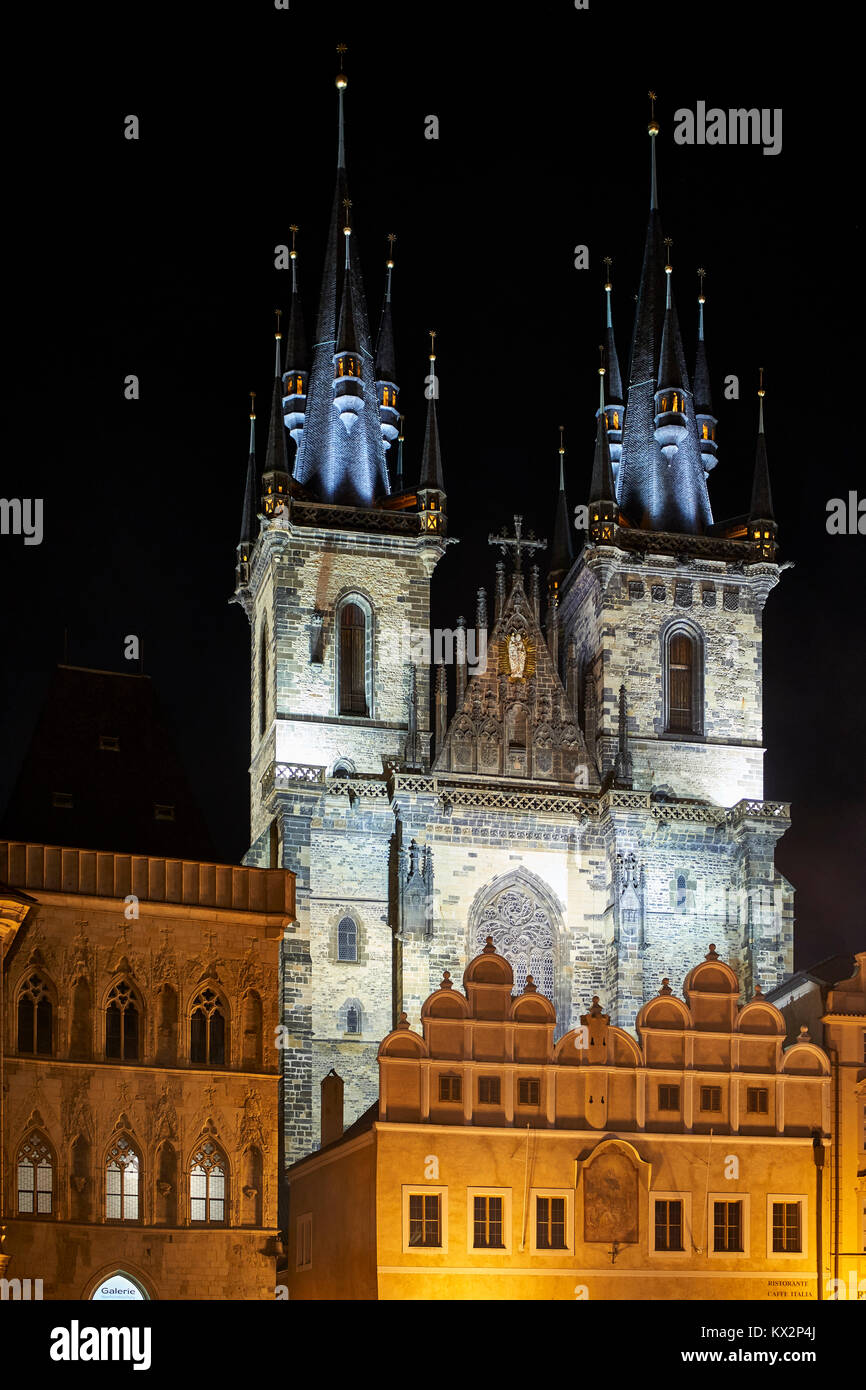 Église de Notre-Dame de Týn, Place de la vieille ville de Prague, dans la nuit Banque D'Images