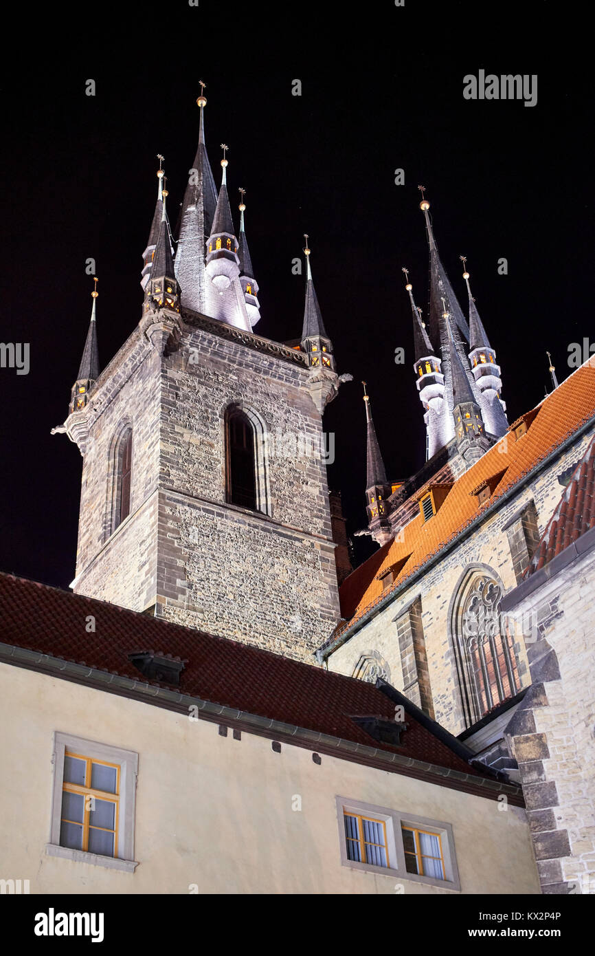 Église de Notre-Dame de Týn, Place de la vieille ville de Prague, dans la nuit Banque D'Images