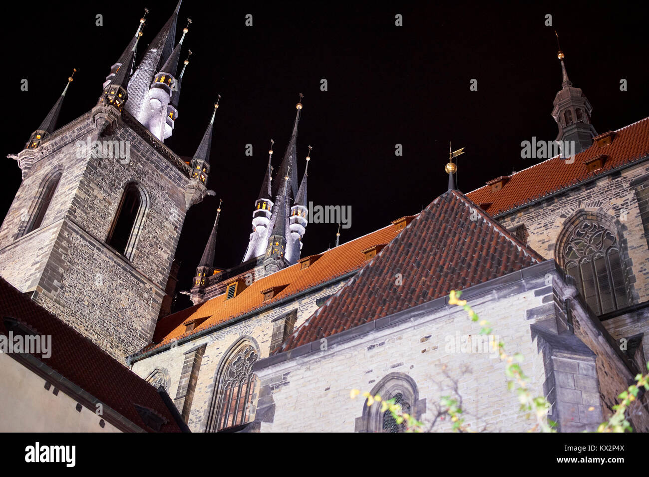Église de Notre-Dame de Týn, Prague Place de la vieille ville, la nuit - abstract view regardant vers le haut Banque D'Images