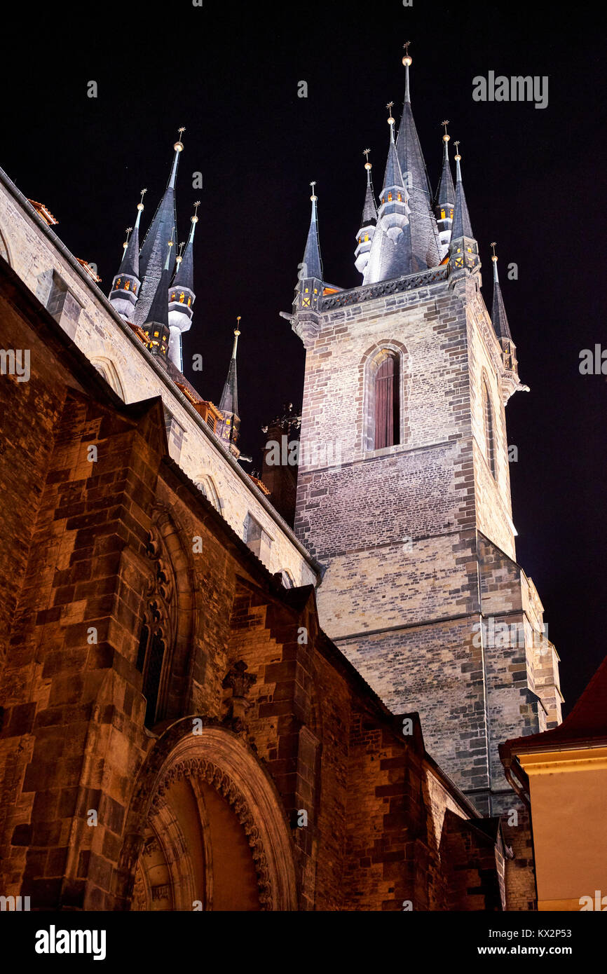 Église de Notre-Dame de Týn, Place de la vieille ville de Prague, dans la nuit Banque D'Images