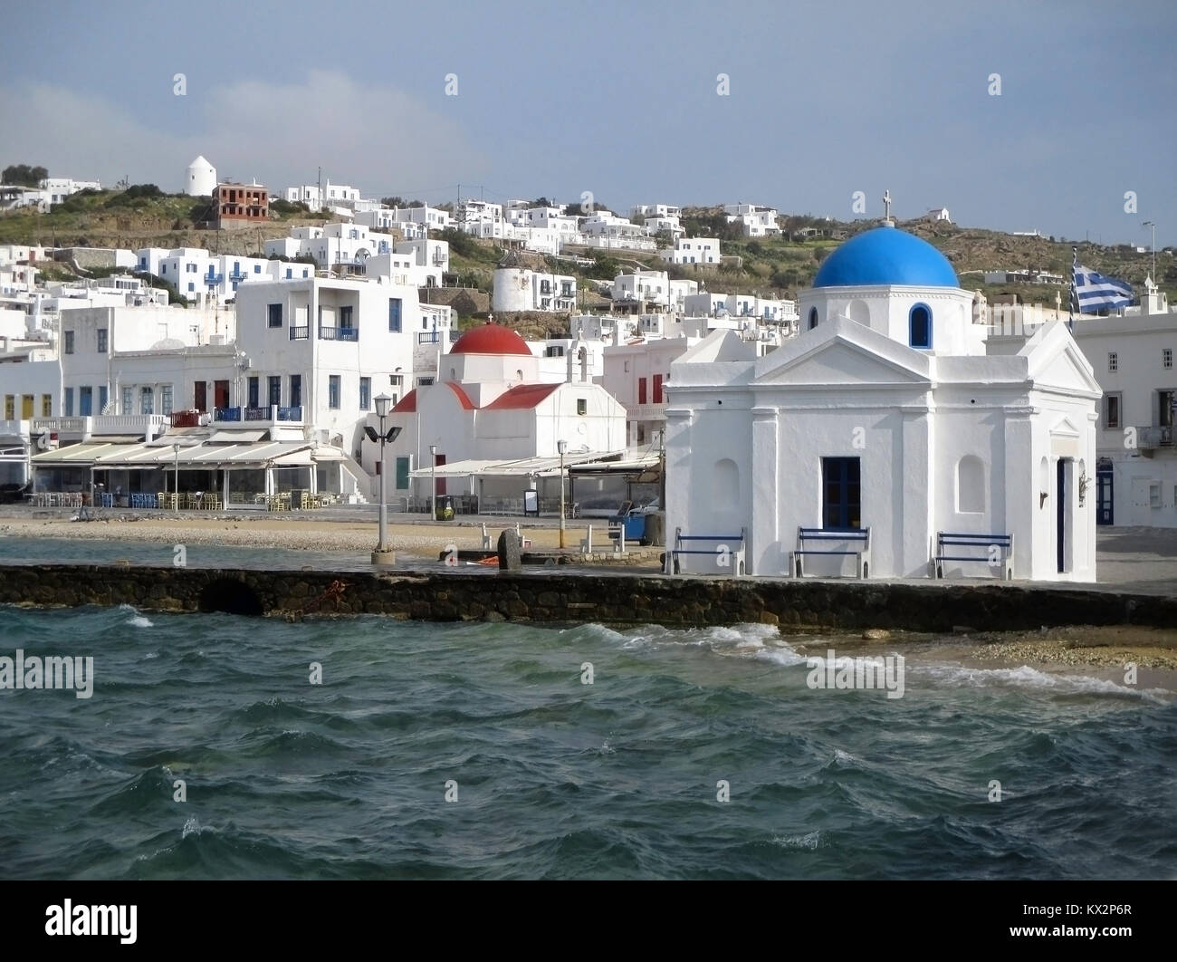 Église blanche avec dôme bleu et blanc église avec dôme rouge au bord de l'eau vieux port de Mykonos, l'île de Mykonos, Grèce Banque D'Images