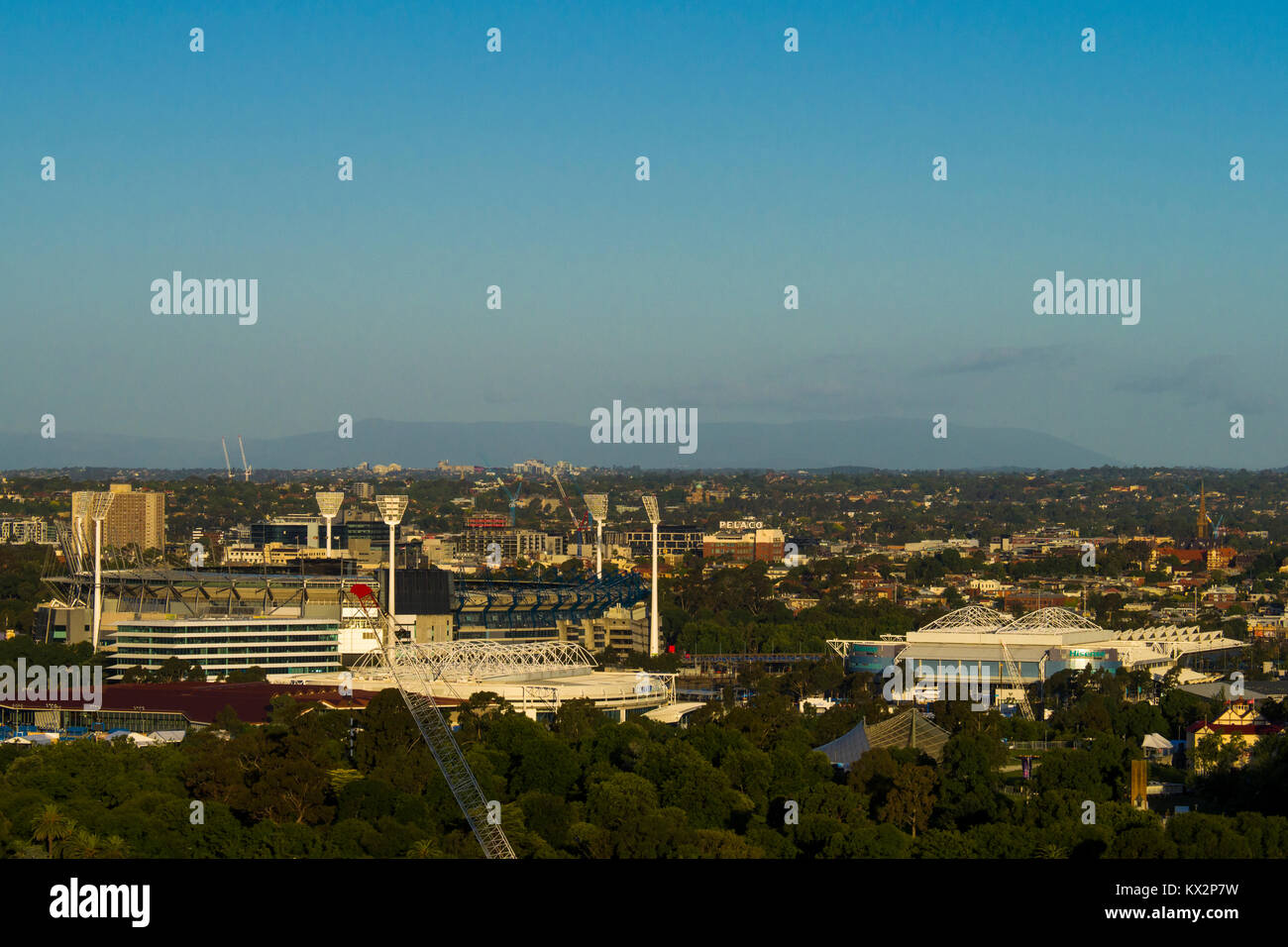 Vue sur le terrain de cricket de Melbourne et les grands courts de tennis de l'Open d'Australie à Melbourne Park, Victoria, Australie Banque D'Images