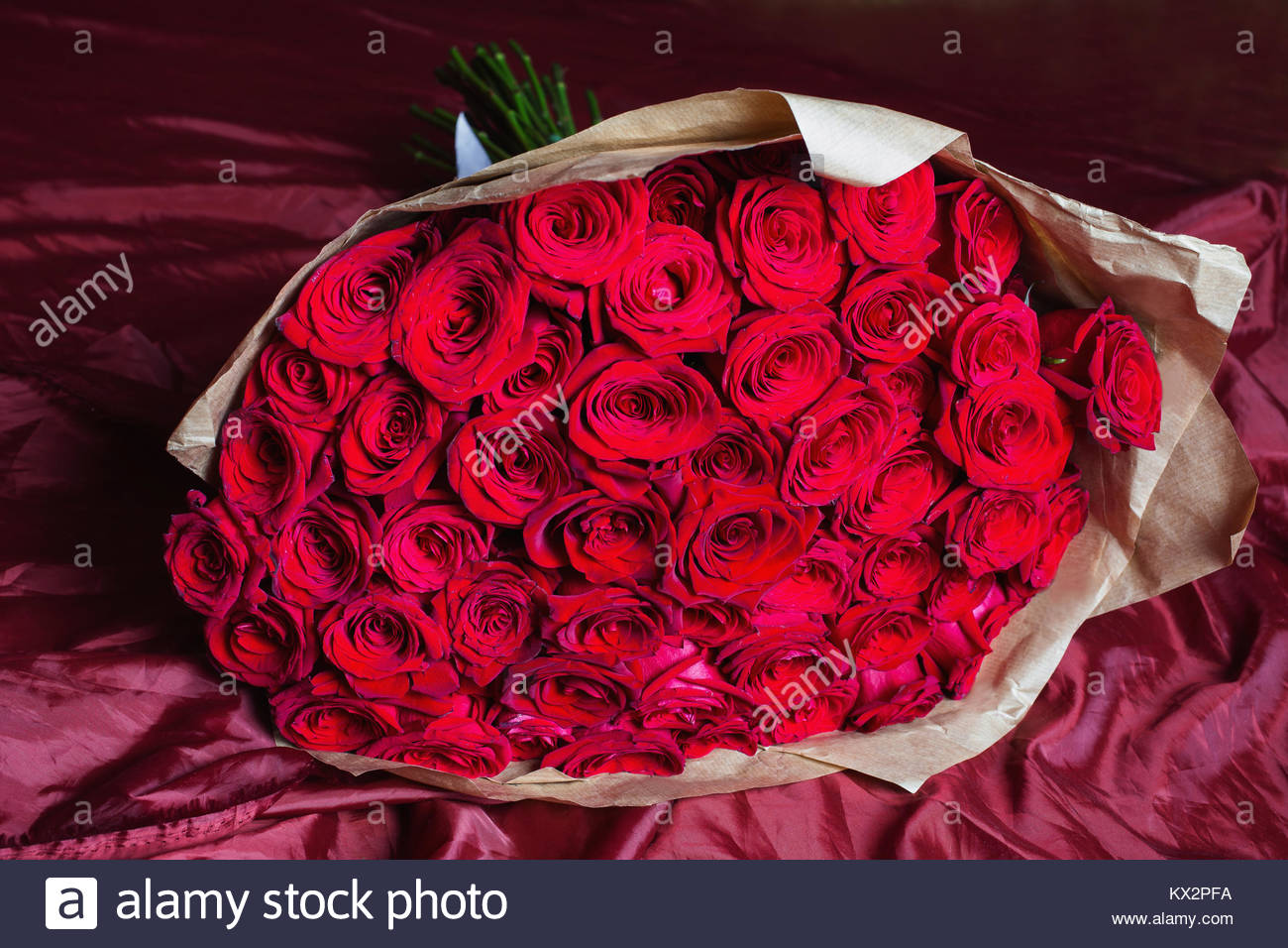 Grand Beau Bouquet De Roses Rouges Les Couleurs De La Texture Un Cadeau Pour Un Mariage Un Anniversaire La Saint Valentin Photo Stock Alamy Grand Beau Bouquet De Roses Rouges Les Couleurs De La Texture Un Cadeau Pour Un Mariage Un Anniversaire La Saint Valentin Photo Stock Alamy