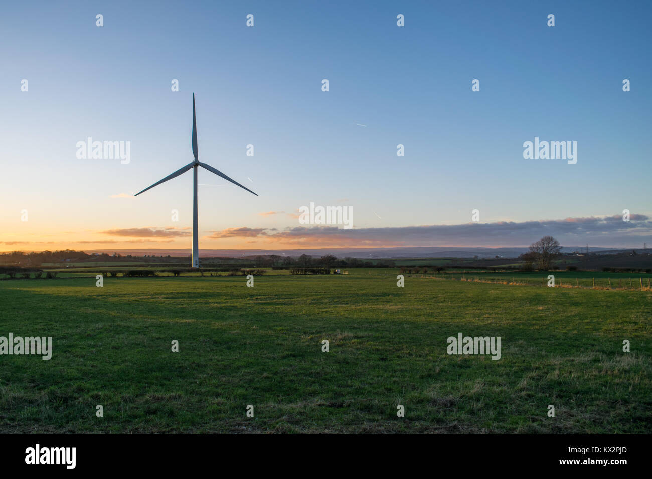 Wind turbine devant un coucher de soleil Banque D'Images